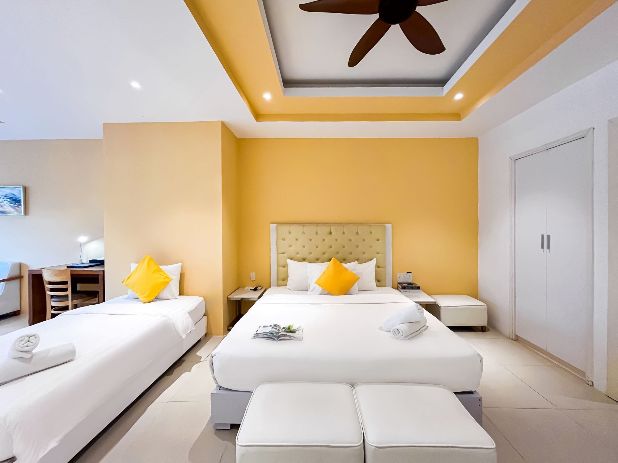 Kolmen hengen perhehuone, useita sänkyjä, kylpyamme | Ylelliset vuodevaatteet, pillowtop-patjalliset sängyt, minibaari