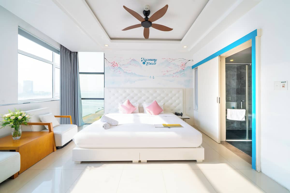 Deluxe Twin Room, Bathtub, River View | Premium bedding, pillowtop beds, minibar, desk