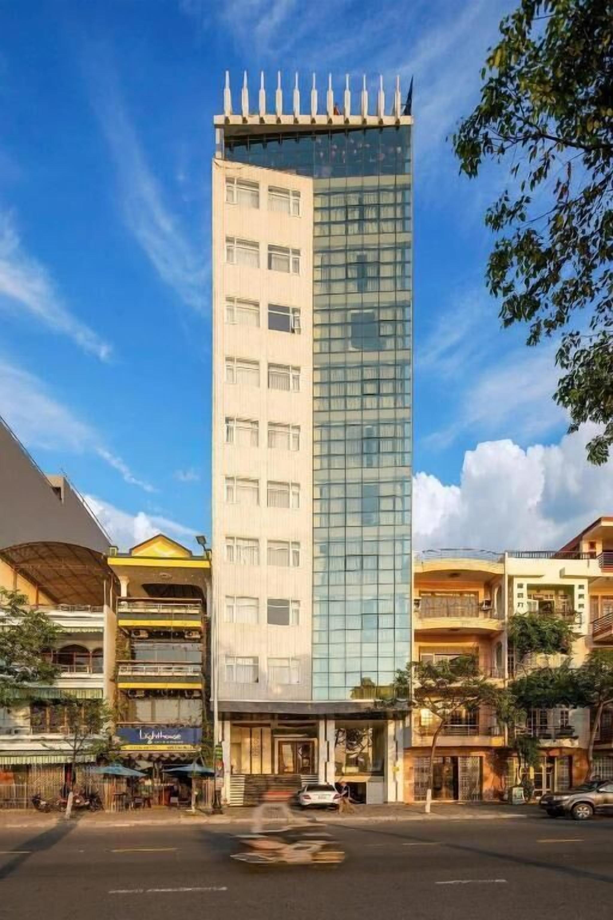 Fachada de la propiedad por la tarde o noche