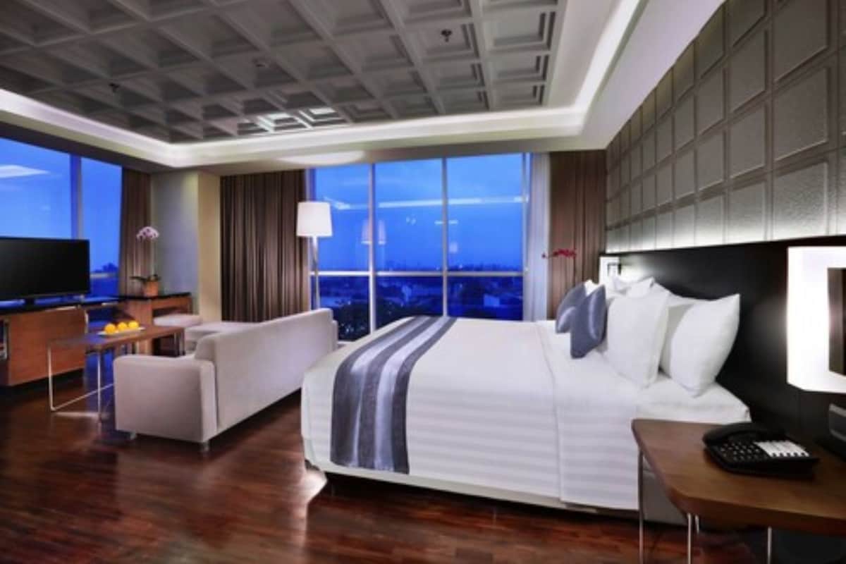 Premium bedding, in-room safe, desk, iron/ironing board (on request)