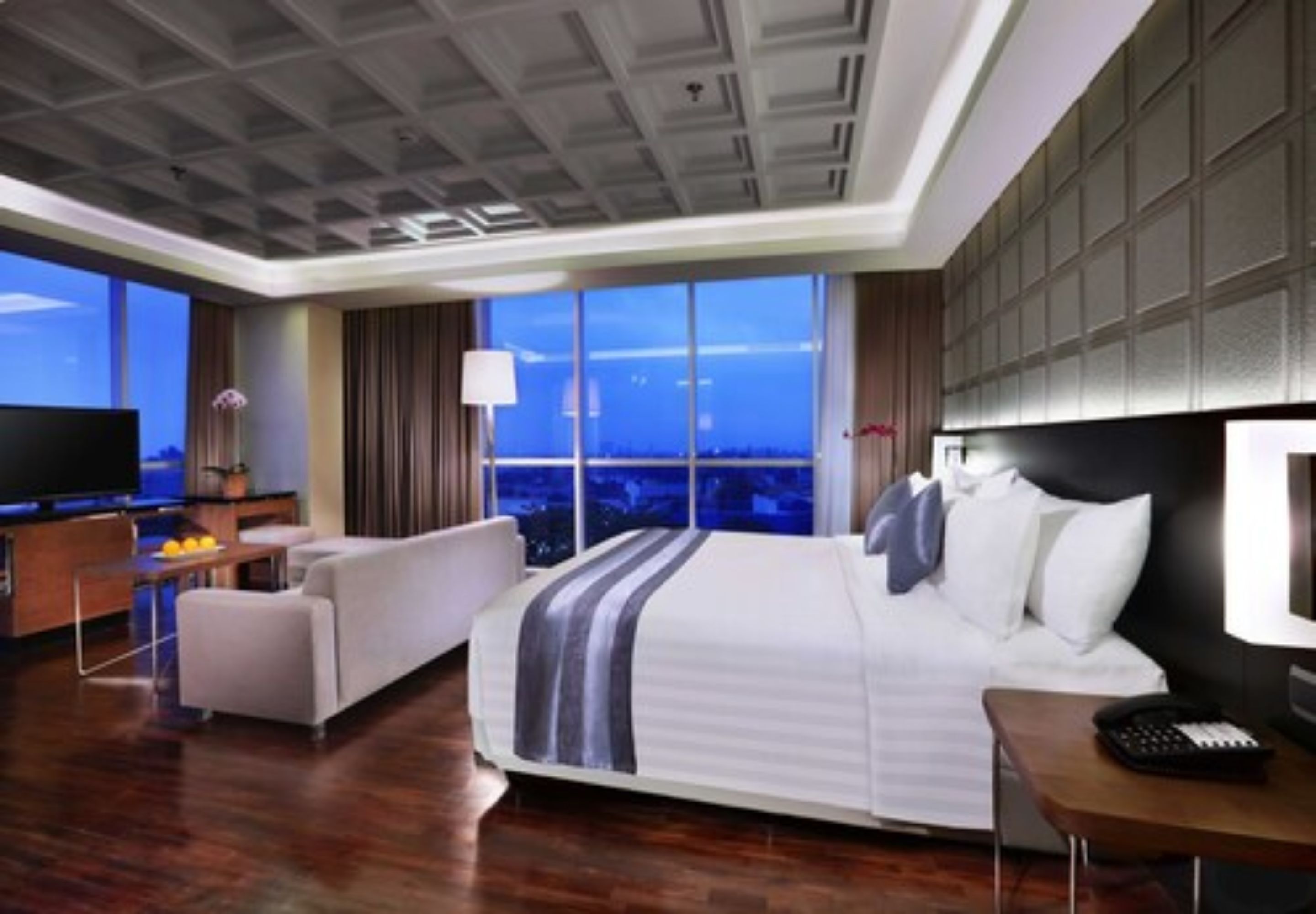 suite | premium bedding, in-room safe, desk, iron/ironing board