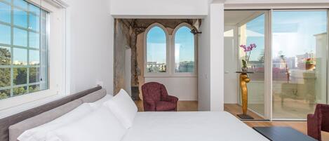 Deluxe-Suite | Minibar, Zimmersafe, Schreibtisch, Verdunkelungsvorhänge