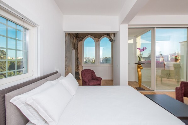 Suite Deluxe | Minibar, caja fuerte, escritorio y cortinas opacas