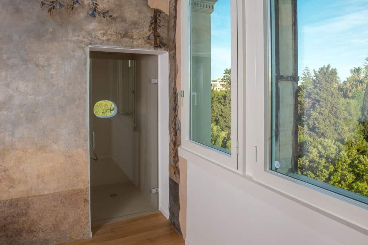 Suite Deluxe | Minibar, caja de seguridad en la habitación y escritorio