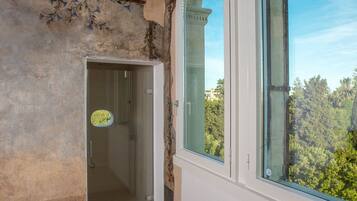 豪華套房 | 迷你吧、客房內保險箱、書桌、遮光布/窗簾