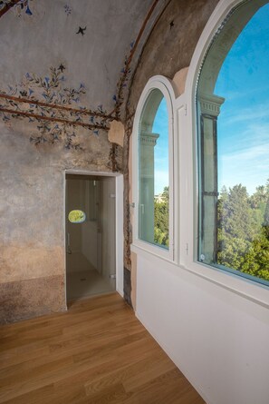 Suite Deluxe | Minibar, caja fuerte, escritorio y cortinas opacas