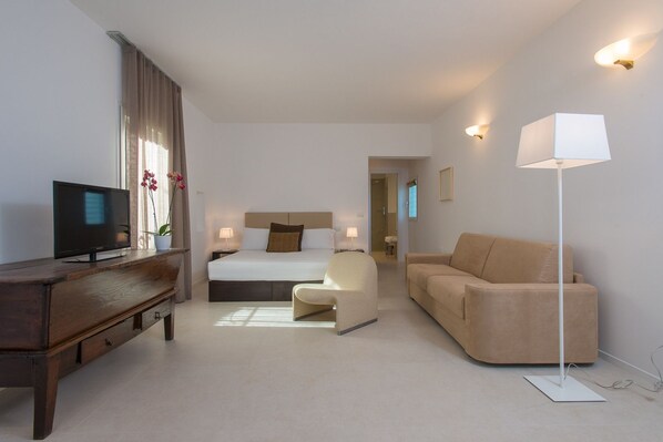 Deluxe Room | Minibar, in-room safe, desk, blackout drapes