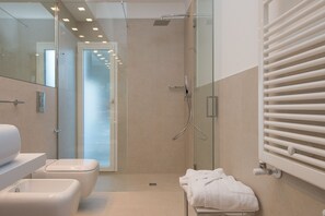 Dusche, kostenlose Toilettenartikel, Haartrockner, Bidet