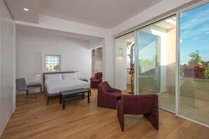 Deluxe Suite | Minibar, in-room safe, desk, blackout drapes