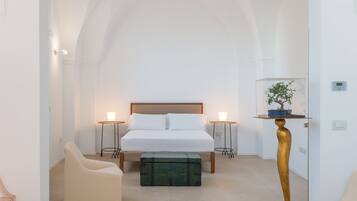 Minibar, caja de seguridad en la habitación y escritorio