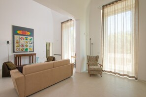 Toetasjesleilighet – junior, 2 bad | Oppholdsområde | En 30-tommers LCD-TV med digitale kanaler samt TV