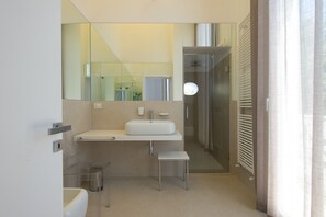 Junior Duplex, 2 Bathrooms | Bathroom | Shower, free toiletries, hair dryer, bidet - Le Bifore Charming House (Lecce)