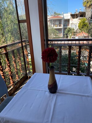 Superior driepersoonskamer, 1 tweepersoonsbed met slaapbank, uitzicht op tuin | Gratis wifi, beddengoed