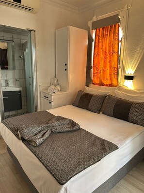 Habitació doble o amb dos llits individuals estàndard | Wifi gratuïta i roba de llit 