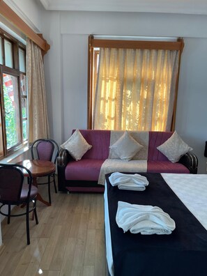 Superior driepersoonskamer, 1 tweepersoonsbed met slaapbank, uitzicht op tuin | Gratis wifi, beddengoed