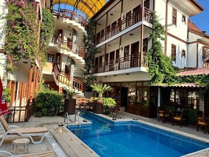 Sezonluk açık havuz, havuz şemsiyeleri, şezlonglar 