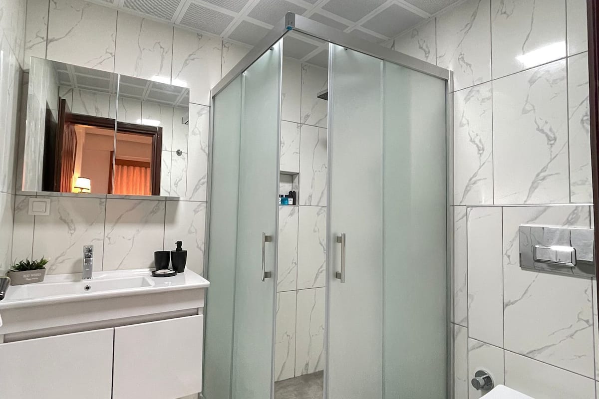 Secadora de cabello, pantuflas, toallas, jabón