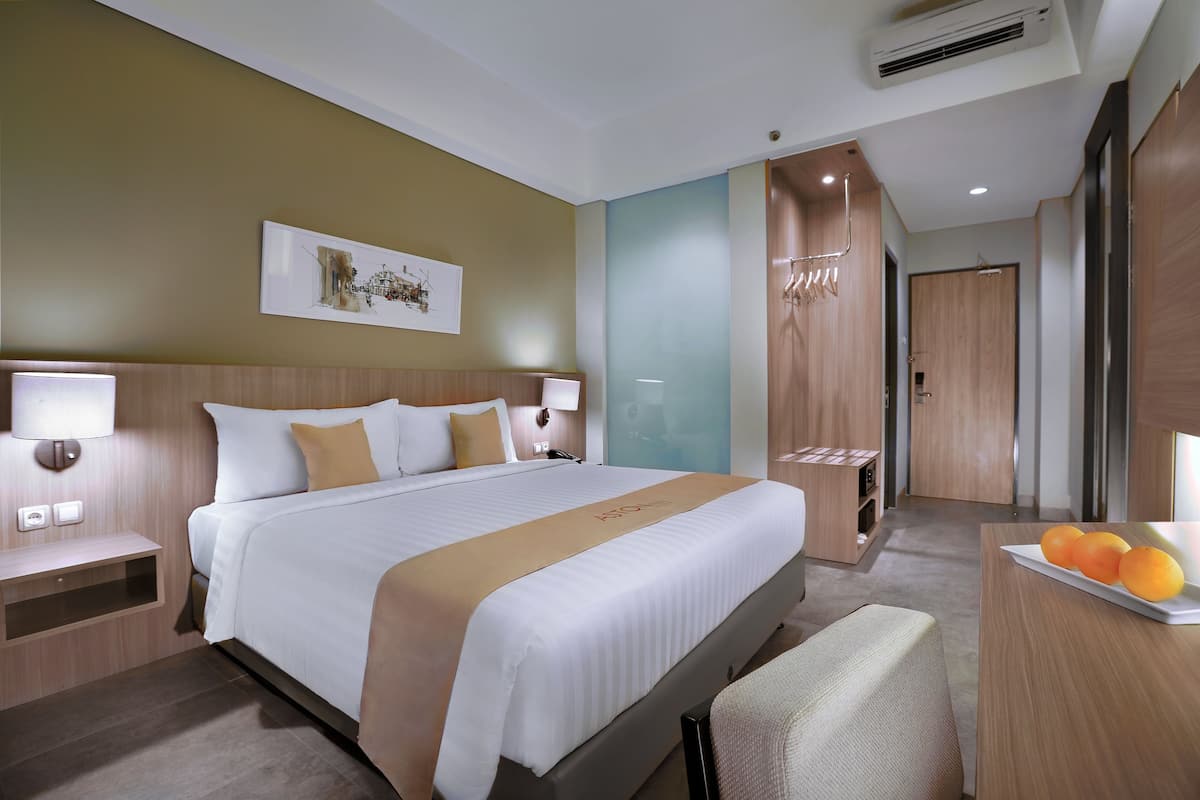 In-room safe, desk, WiFi (free), bed sheets