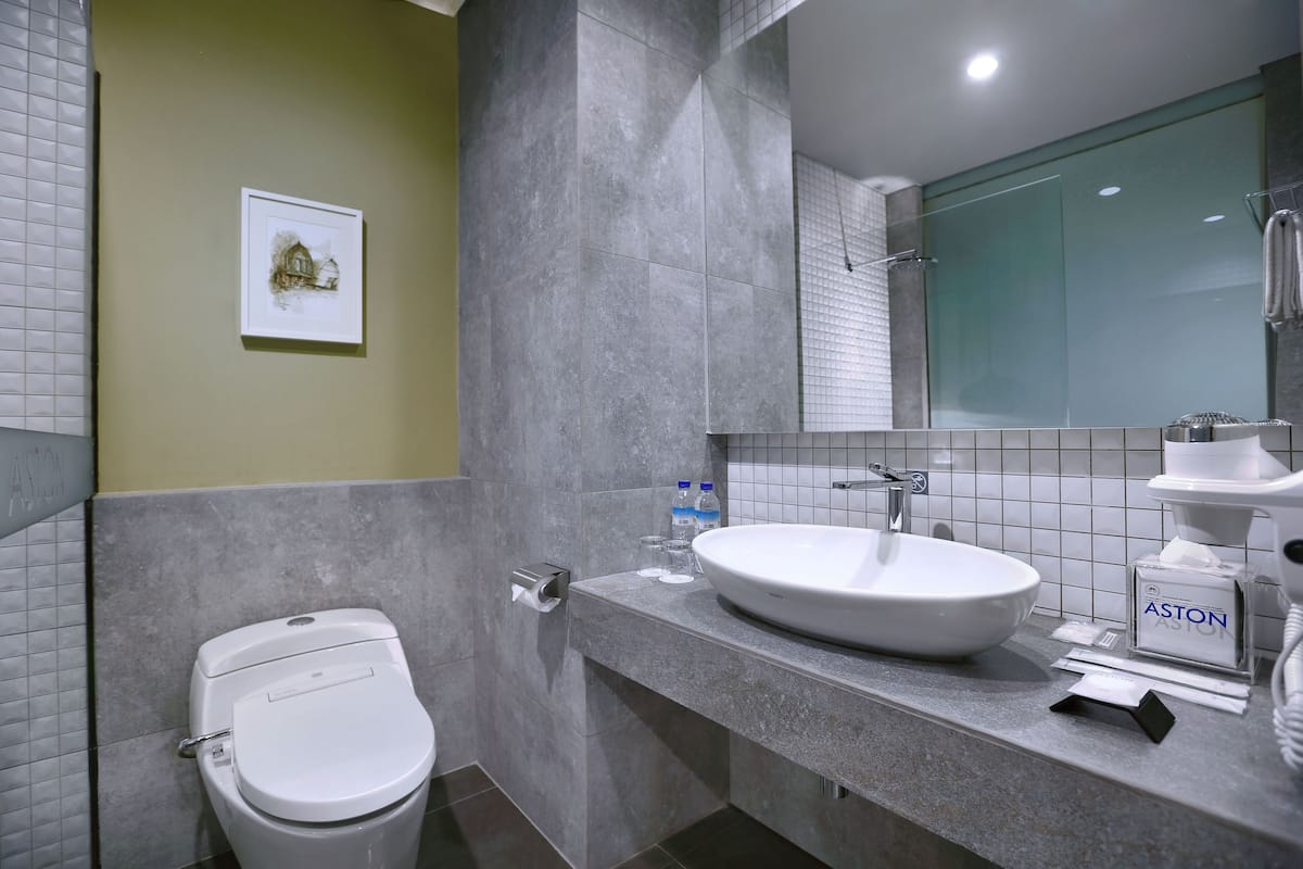 deluxe room | bathroom | combined shower/bathtub, free toiletries, hair dryer, slippers