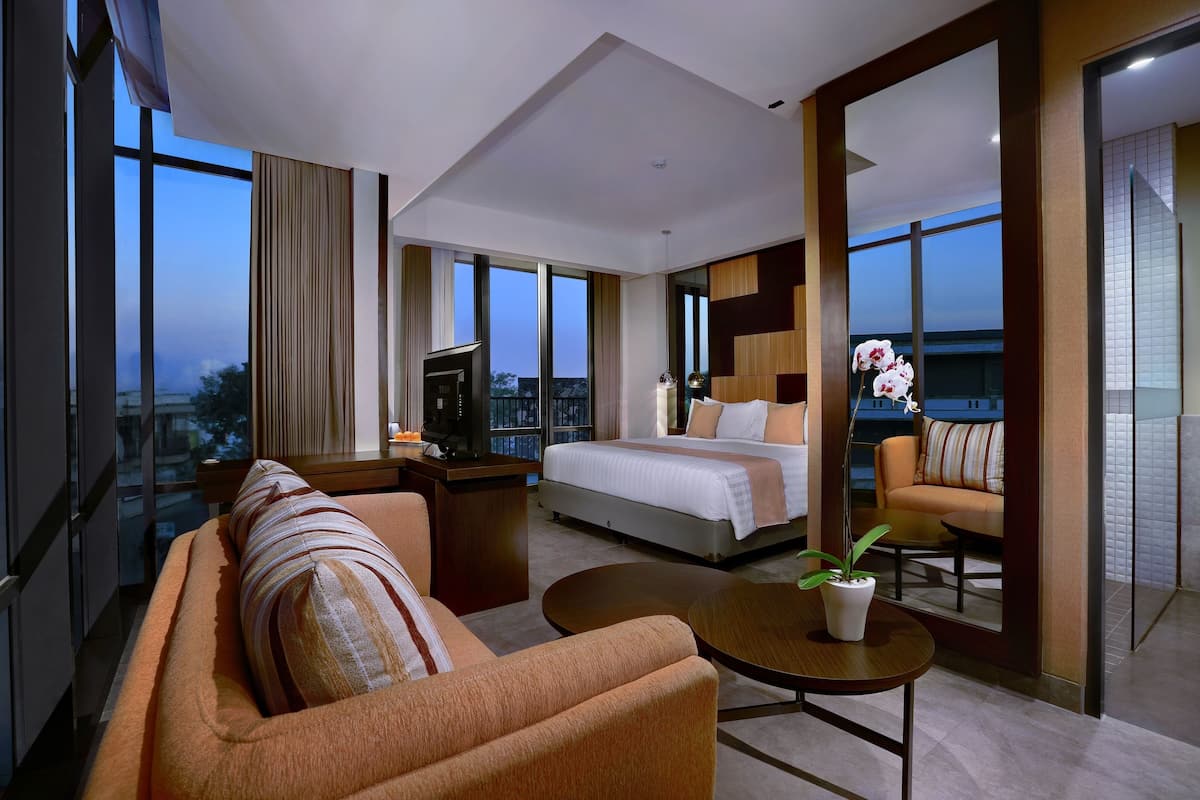 deluxe room | in-room safe, desk, free wifi, bed sheets