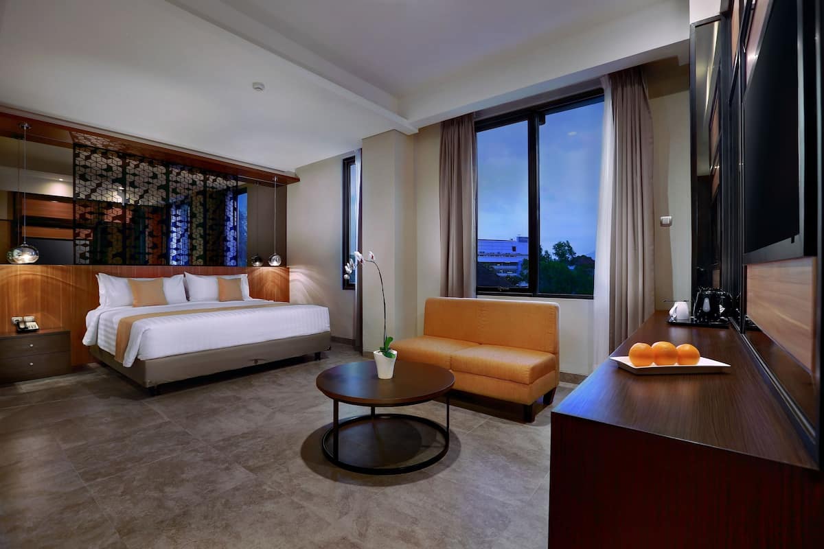 Aston Suite | In-room safe, desk, WiFi (free), bed sheets