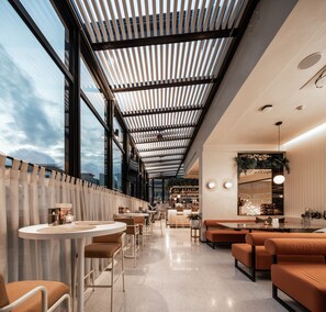 Breakfast and dinner served, international cuisine - Mii Hotel Srinakarin (Bangkok)