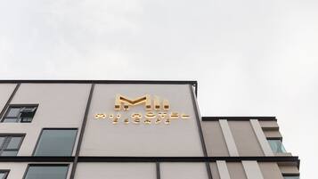 A hotel sign with the name "Mil Hotel Escape".