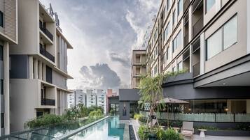 Kolam renang indoor dan kolam renang outdoor