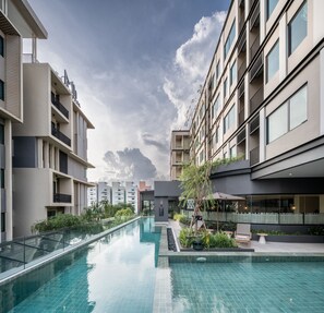 Indoor pool, outdoor pool - Mii Hotel Srinakarin (Bangkok)