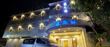 Depan hartanah - siang/malam