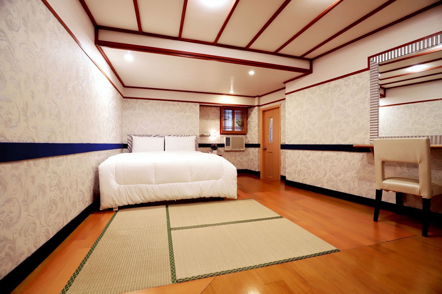 Free WiFi, bed sheets