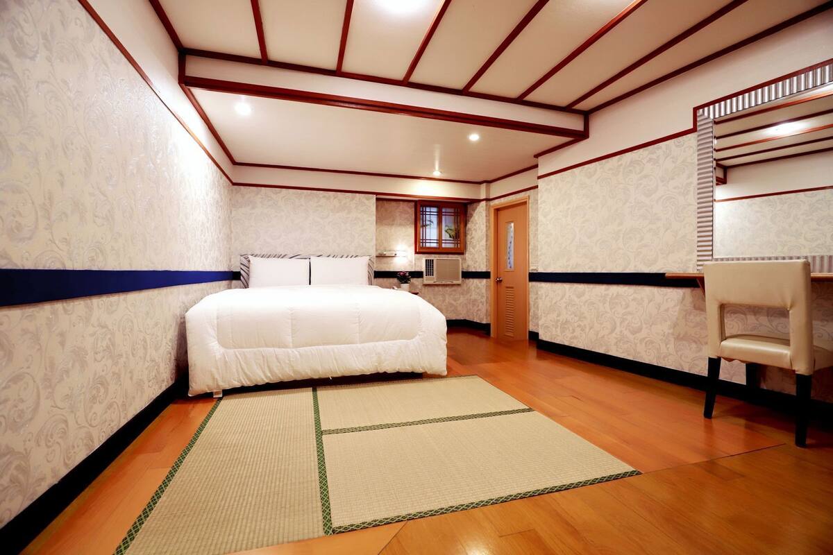 Free WiFi, bed sheets