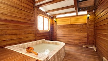 Habitación doble superior | Baño | Tina con regadera y tina con aguas termales