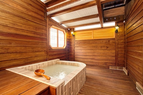 Bañera con ducha, bañera con aguas termales. Gorgeous Hot Spring Resort