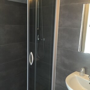 Klassieke eenpersoonskamer | Badkamer | Gratis toiletartikelen, een haardroger