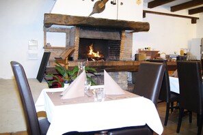 供應早餐和晚餐，法國料理