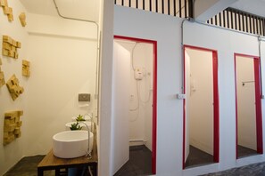 Shower, free toiletries, towels - Allsum Hostel (Ayutthaya)