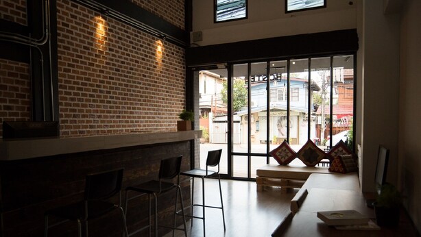 Lobby sitting area - Allsum Hostel (Ayutthaya)