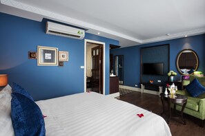 Premier Suite Old Quarter View Free 02 Minibar Items, 04 Laundry Items Per Stay | 고급 침구, 오리/거위털 이불, 메모리폼 침대, 미니바