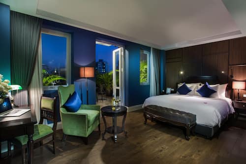 Royal Terrace Suite Room Free 02 Minibar Items, 04 Laundry Items Per Stay | Balcón