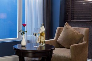 Premium Double Room With Window | Literie de qualité, couette en duvet