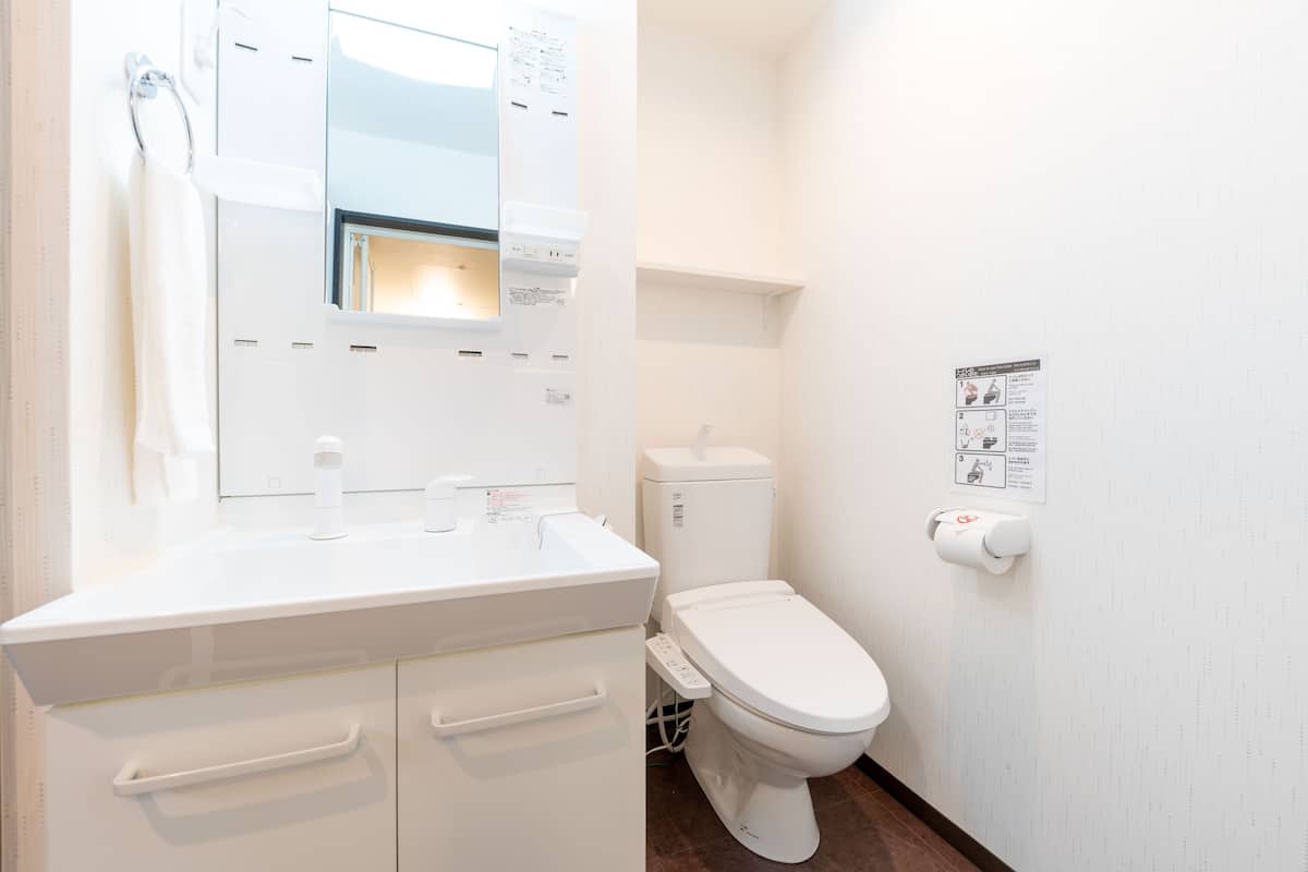 Twin Room | Bathroom | Separate bathtub and shower, deep-soaking bathtub, free toiletries