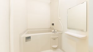 Triple Room | Bathroom | Separate bathtub and shower, deep-soaking bathtub, free toiletries - Hotel MUSUBI KYOTO Kiyomizu Gojo (Kyoto)