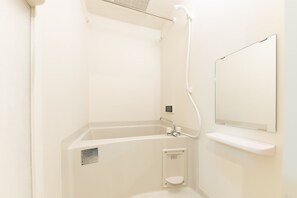 トリプルルーム | バスルーム | 個別の浴槽とシャワー、深めの浴槽、バスアメニティ (無料)、ヘアドライヤー