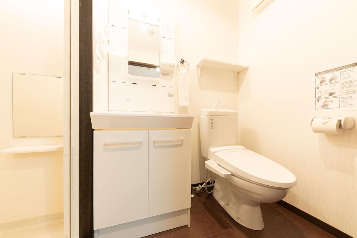 Triple Room | Bathroom | Separate bathtub and shower, deep-soaking bathtub, free toiletries