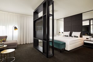 Suite presidencial | Minibar, caixa forta a l'habitació, escriptori i cortines opaques 