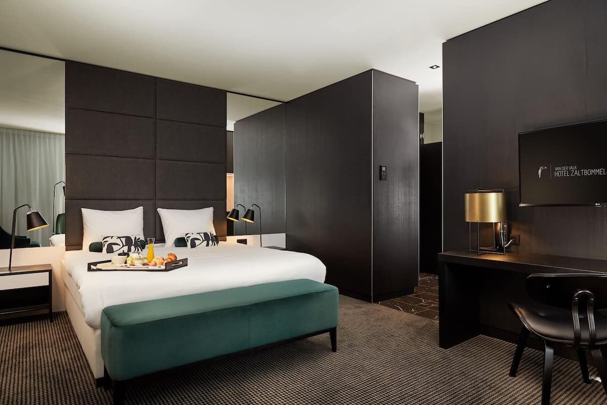 superior room | 1 bedroom, minibar, in-room safe, desk