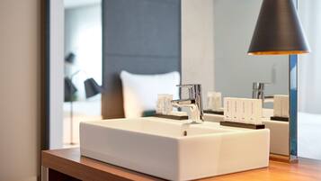 Comfort kamer | Badkamer | Een douche, een regendouche, gratis toiletartikelen, een haardroger