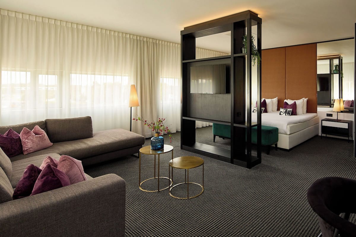Minibar, Zimmersafe, Schreibtisch, Verdunkelungsvorhänge