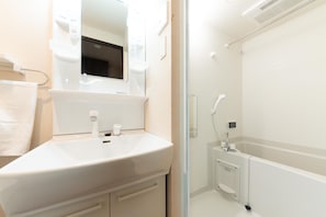 Twin Room | Bathroom | Combined shower/tub, deep soaking tub, free toiletries, hair dryer - MUSUBI KYOTO Orient Gojozaka (Kyoto)